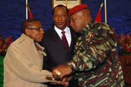 Captain Moussa Dadis Camara (L) and Guinean interim junta chief General Sekouba Konate
