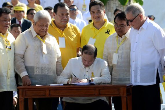 Phillipines Aquino signs compensation