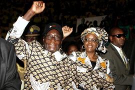 Zimbabwean President Robert Mugabe (L) a