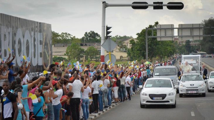 Pope Francis is welcomed by Cubans during his journey from Jose Marti airport to the Nunciature in Havana