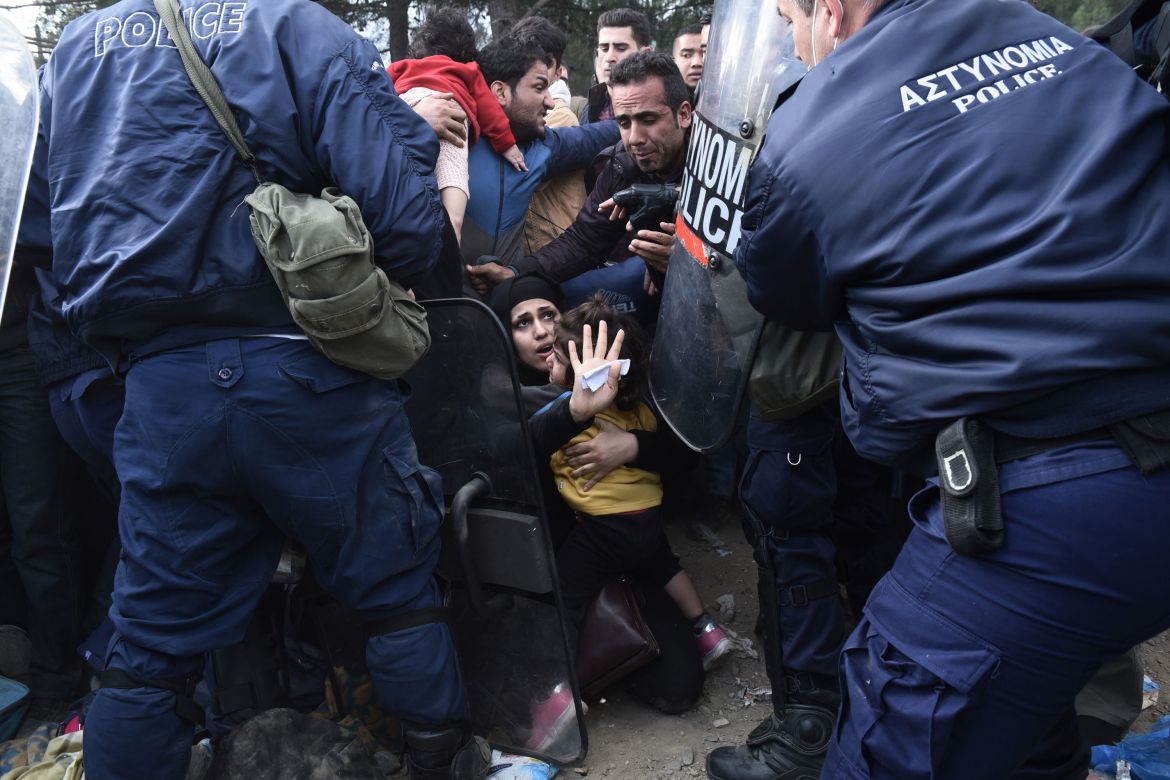 Refugees sew lips in Greece-Macedonia border protest