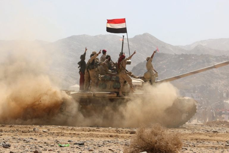Yemeni government fighters ahead of offensive
