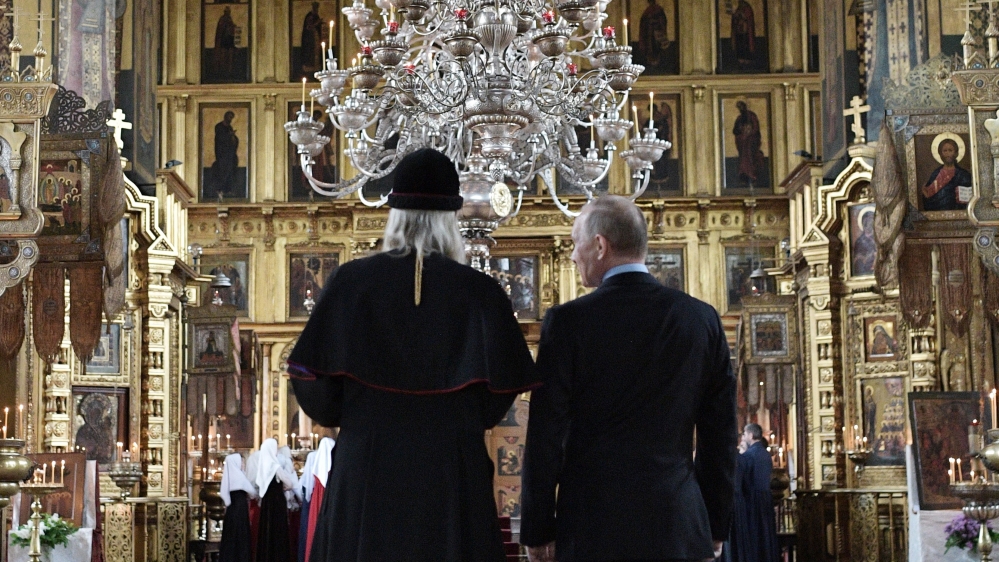 Russian President Vladimir Putin (R) and Metropolitan Kornily (L) of Moscow and All Russia of the Russian Orthodox Old-Rite Church visit the Intercession Cathedral [EPA/ Alexey Nikolsky/ Sputnik/ Kremlin Pool]