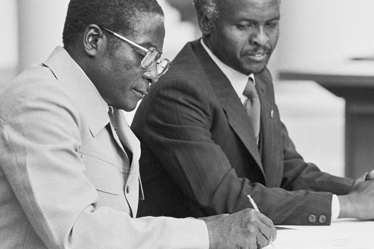 Robert Mugabe and Zimbabwe President Canaan Banana attend the ceremony for the independence of Zimbabwe, 18 April 1980. [William Campbell/Sygma/ Getty Images]
