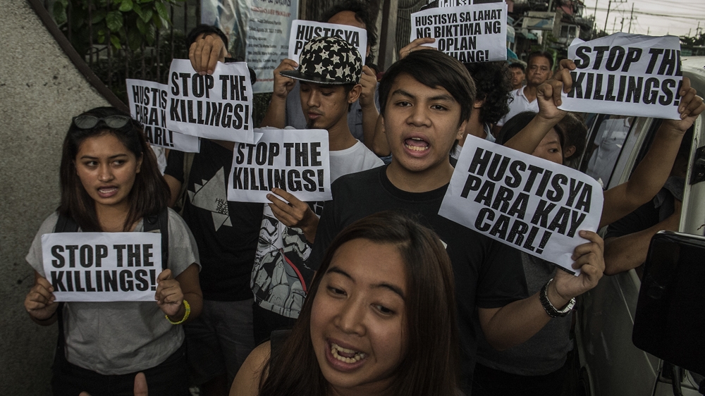 University students protest against the country's drug war during Carl's funeral [Ezra Acayan/Al Jazeera