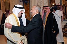 Saudi King Abdullah greets Yemeni President Ali Abdullah Saleh at the Royal Palace in Riyadh on November 23, 2011 after the latter signed a Gulf initiative to hand over power to his deputy [Reuters]