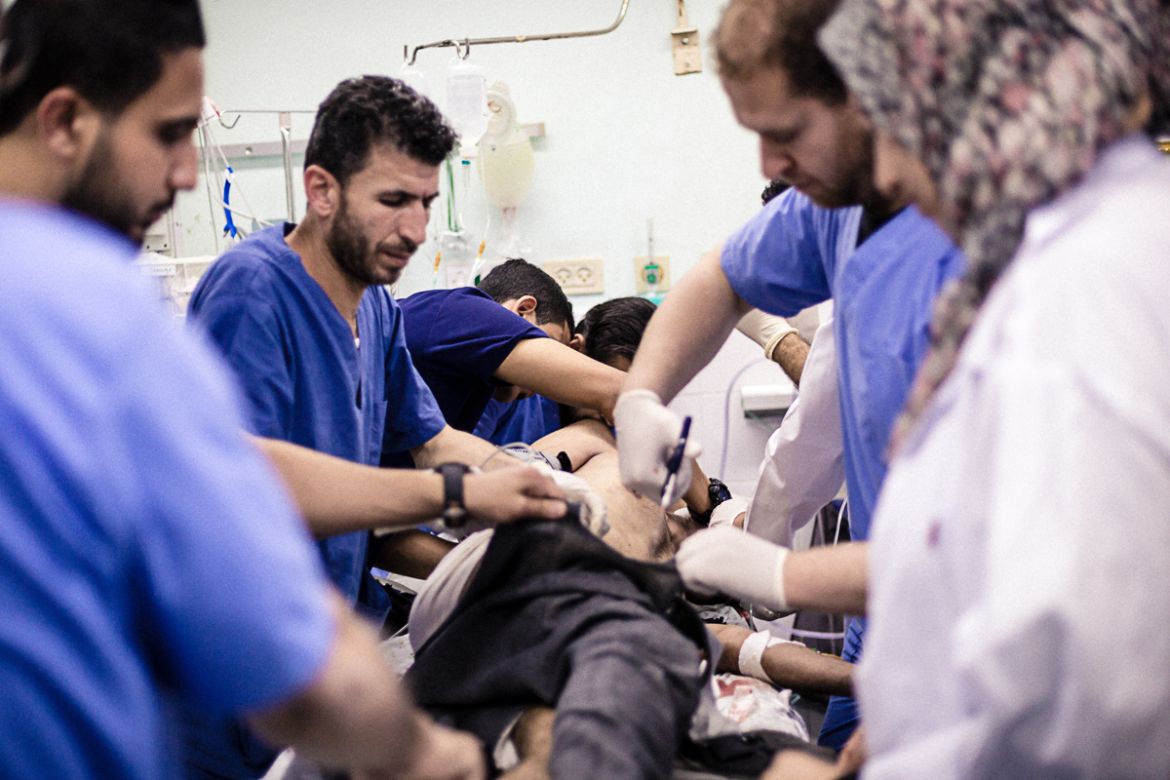 Doctors and nurses have been working long hours to respond to the crisis. While they are on duty, the fatigue does not show. [Alyona Synenko/ICRC]