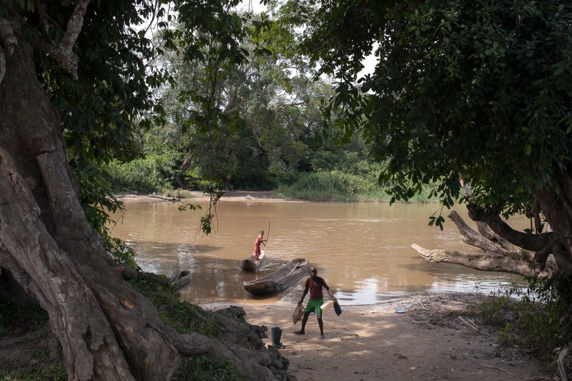 There, Bombe river marks the frontier between the Central African Republic and Cameroon. All along the 900 km-long border between the two countries, nearly 250,000 Central Africans have taken refuge i