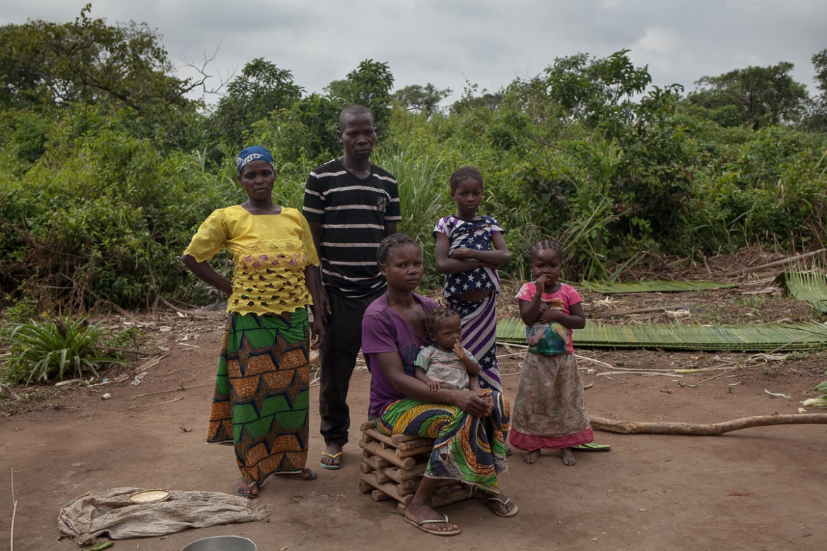 The noise of those rebels made us flee,” says Roger Mbambo. With his two wives and 12 kids, they arrived in Wissambo in May 2018. 44 members of his family have crossed the border like him since the be