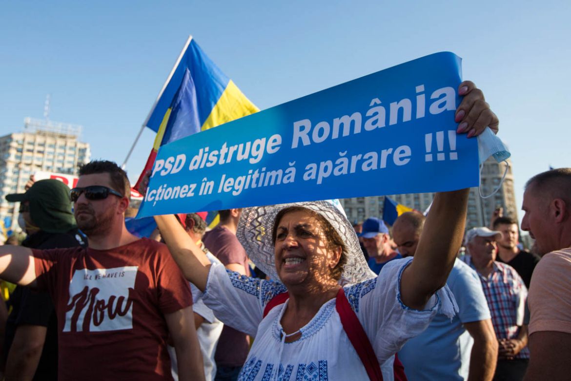 Protesters hold anti Government banners during the largest protests in Romania since January 2017. [Alexandra Radu/Al Jazeera]