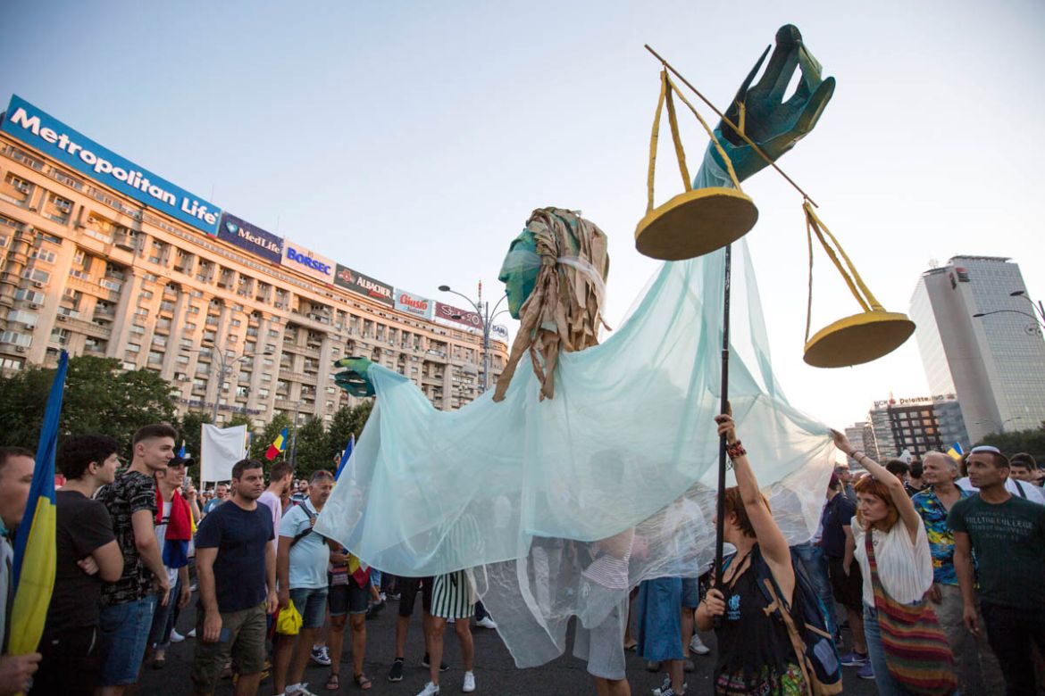 A giant puppet representing the blind justice was maneuvered between the protesters. People asked for the resignation of the government, for justice and a corruption free country. [Alexandra Radu/Al J