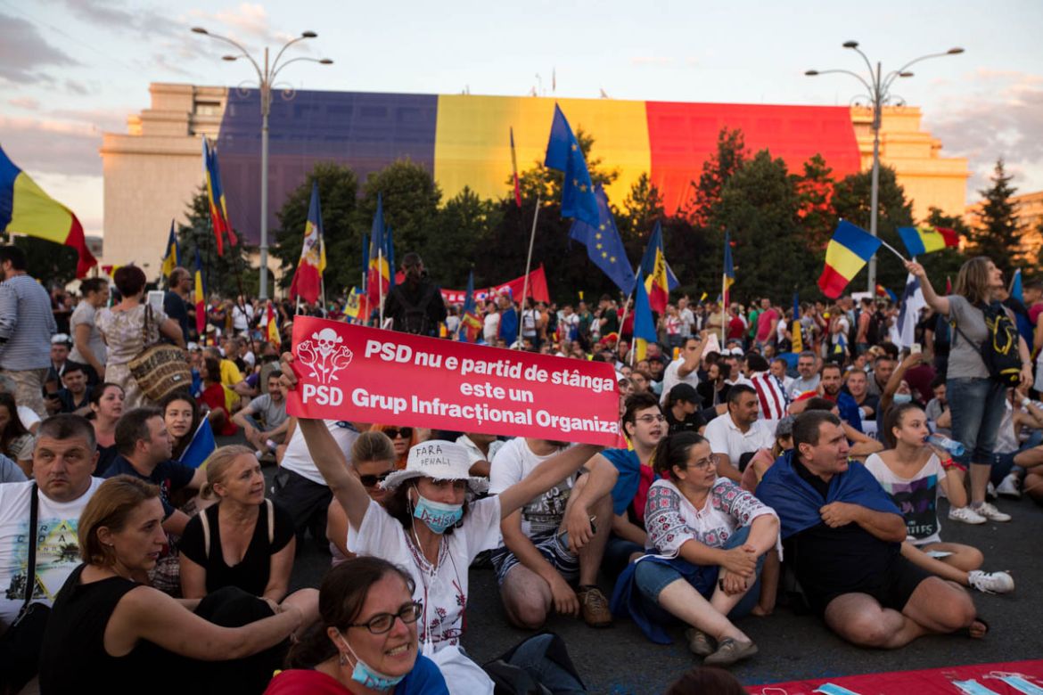 Protesters sat in the Victory square in Bucharest, their backs facing the Government headquarters. On Saturday tens of thousands returned to protest in a peacefull maner. [Alexandra Radu/Al Jazeera]