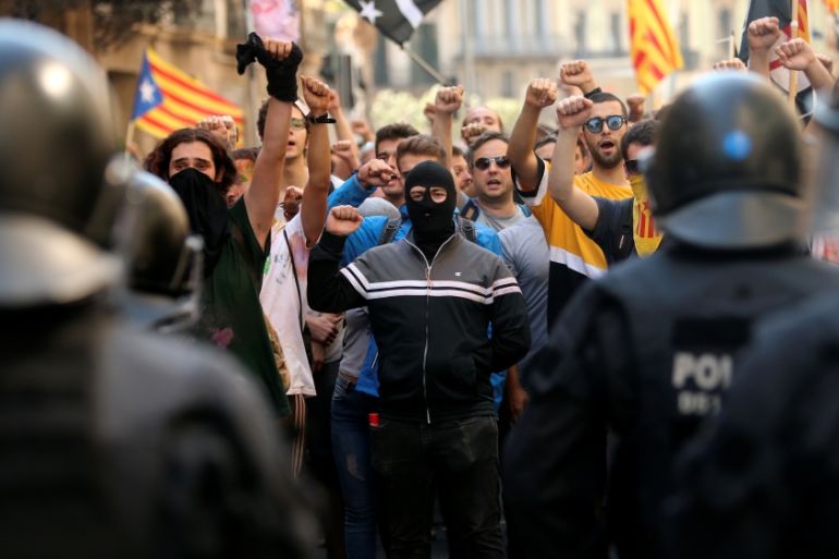Catalan separatist protesters stand in front of Mossos d''Esquadra police officers during a protest against a demonstration in support of the Spanish police units in Barcelona