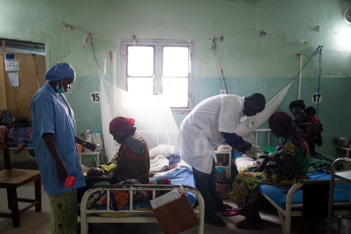 At the Chad-China Friendship Hospital, Noubalea Missikete, a nutrition assistant with ALIMA for 6 years, cares for baby Abdoulaye Oumar, 4 months old, and nurse Alima Guy Madjadoum, 31, makes his even
