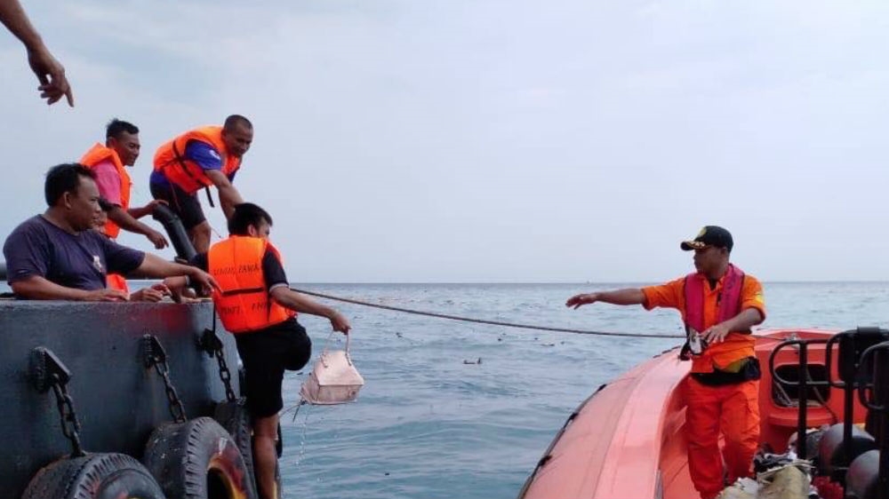 Rescuers retrieve debris and belongings from the sea [Courtesy: National Search and Rescue Agency, Indonesia]