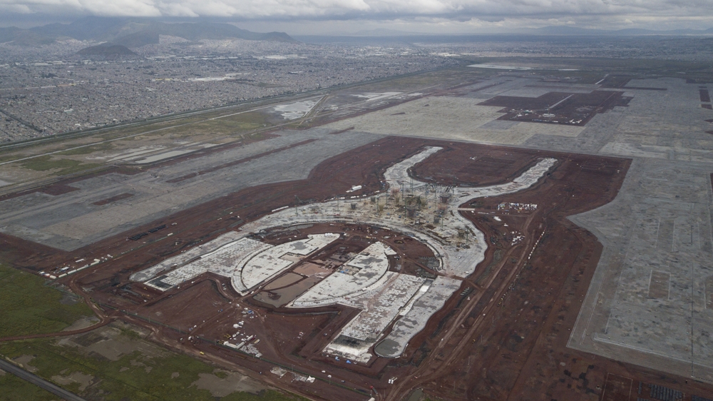 
It was not until 2014 that current President Pena Nieto put the airport back on the agenda [Miguel Tovar/AP photo]

