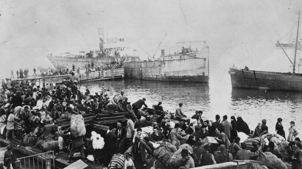 Thousands of local Greeks fleeing by sea from Smyrna, Turkey, driven out by the armies of Mustafa Kemal Ataturk [Getty Images]
