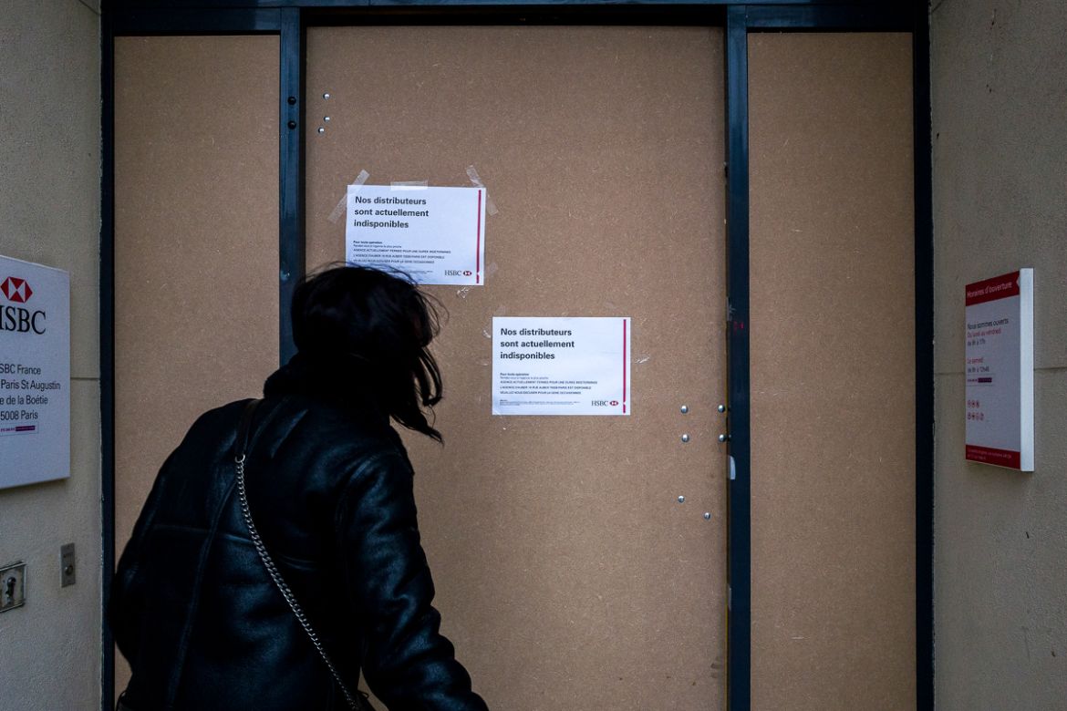 A woman reads the announcement taped to the entrance of a HSBC branch saying that their ATMs are out of service after the branch was vandalized by protesters during last Saturdayi´s demonstration on D