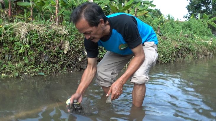 Indonesian village cleans waterways