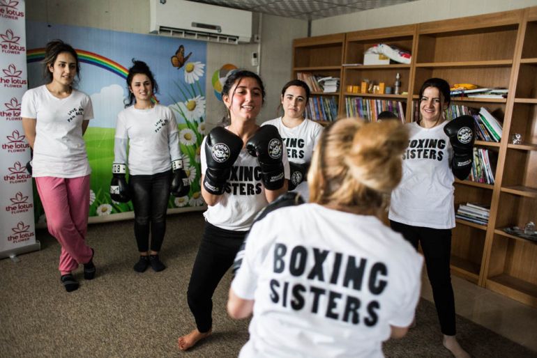 Husna, a 17 years’ old Yazidi girl is one of the women who are taking part to boxing training courses . Cathy Brown, a retired professional British boxer and certified Cognitive Behavior Therapist, in