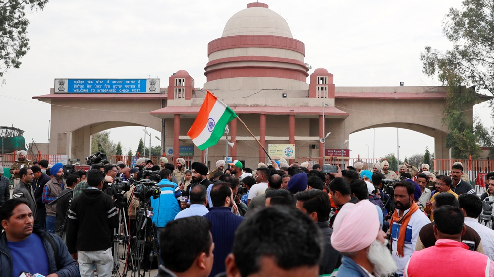 People and media gather at Wagah border before the arrival of Indian Air Force pilot, who was captured by Pakistan [Danish Siddiqui/Reuters]