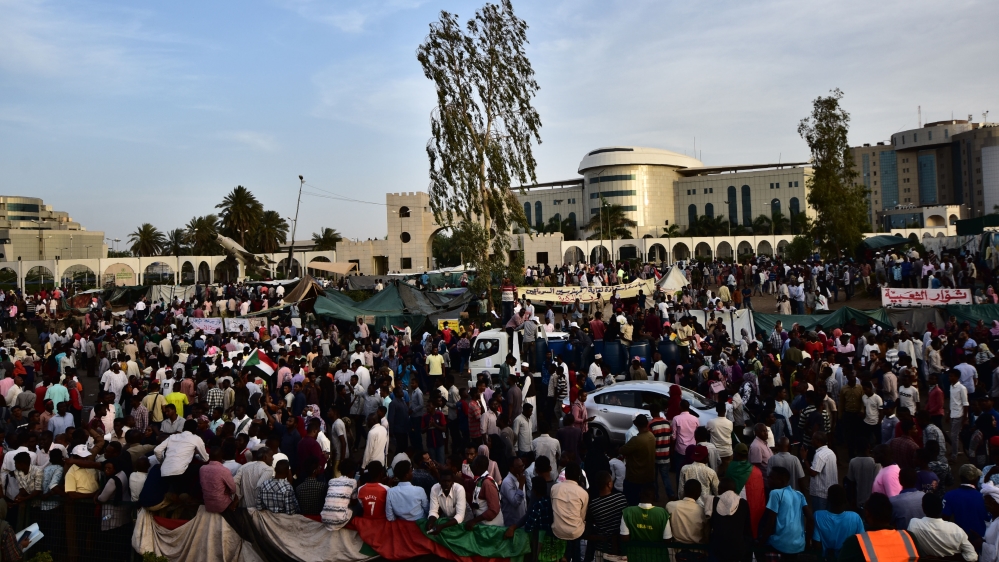 Sudanese protesters keep up demand for a civilian-led transition to democracy on Sunday [Ahmed Mustafa/ AFP]
