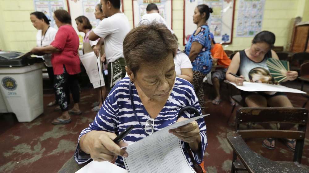 Filipinos voting at a polling centre in Manila [Aaron Favila/AP]