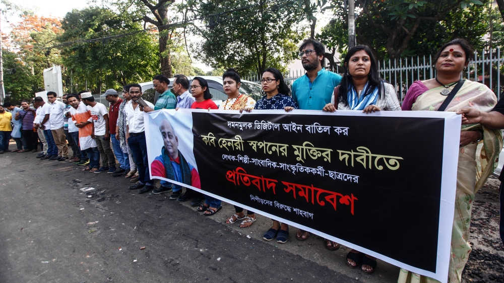 Activists in Dhaka protesting against the crackdown on freedom of speech [Mahmud Hossain Opu/Al Jazeera]