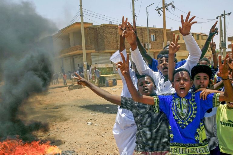 Sudanese protesters gesture and chant slogans at a barricade along a street, demanding that the country''s Transitional Military Council hand over power to civilians, in Khartoum, Sudan June 5, 2019. R