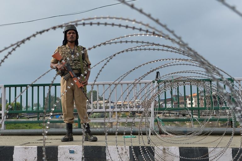 A security personnel stands guard on a street during a lockdown in Srinagar on August 11, 2019, after the Indian government stripped Jammu and Kashmir of its autonomy. (Photo by Sajjad HUSSAIN / AFP)