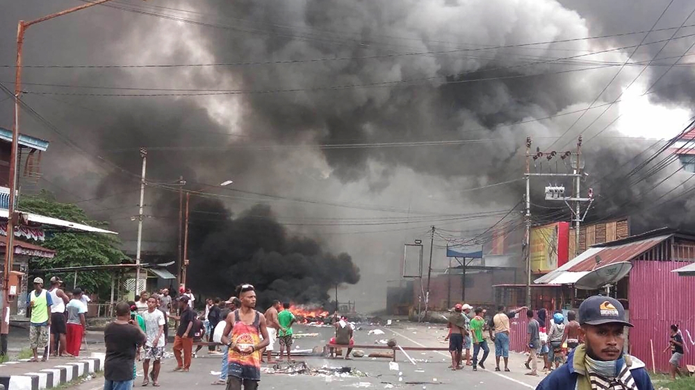 Protesters take to the street to face off with Indonesian police in Manokwari, Papua on August 19, 2019. - Riots broke out in Indonesia's Papua with a local parliament building torched as thousands pr