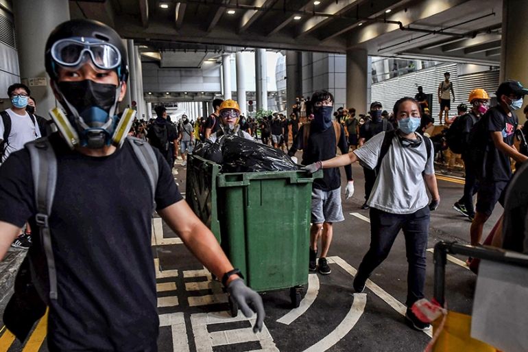 Protesters build barricades at Hong Kong International Airport on September 1, 2019. - Hundreds of Hong Kong pro-democracy activists attempted to block transport routes to the city''s airport on Septem