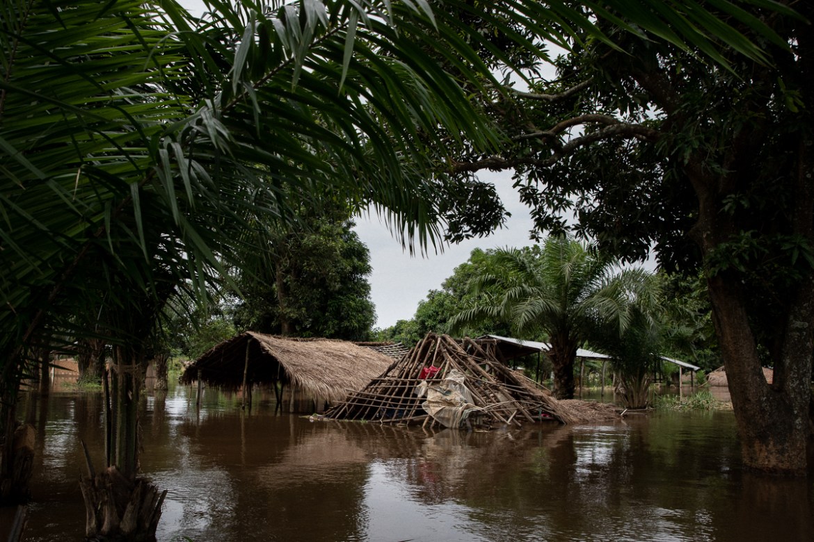 On the Île aux Singes, located in the middle of Ubangui River, all the population has fled. Two weeks after the beginning of the floods, the mud-bricks walls of the houses have melted, and many struct