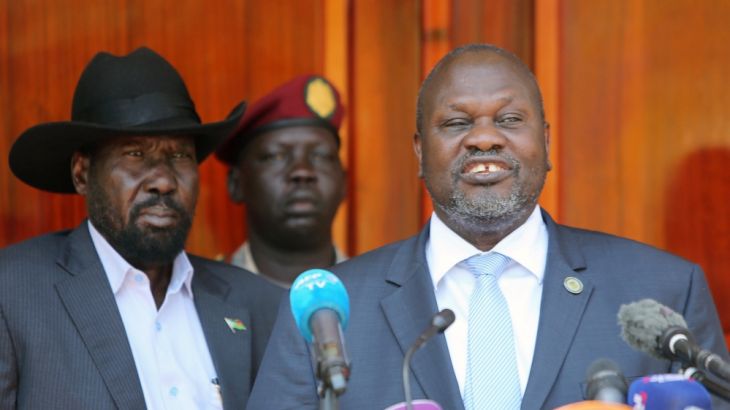 South Sudan''s ex-vice President and former rebel leader Riek Machar flanked by President Salva Kiir Mayardit address a news conference at the State House in Juba