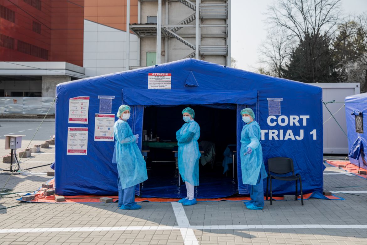 Given the situation in Suceava municipal hospital, where a considerable part of the medical staff was infected, triage tents have been placed outside some of the hospitals across the country. Bacau, M