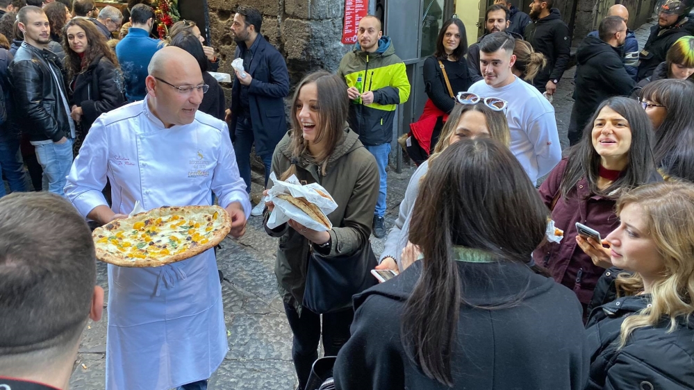 Salvatore Di Matteo shares pizza