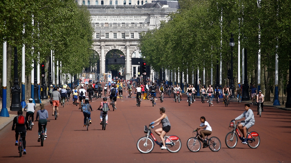 People are seen cycling on the Mall, following the outbreak of the coronavirus disease (COVID-19), London, Britain, April 26, 2020. REUTERS/Henry Nicholls