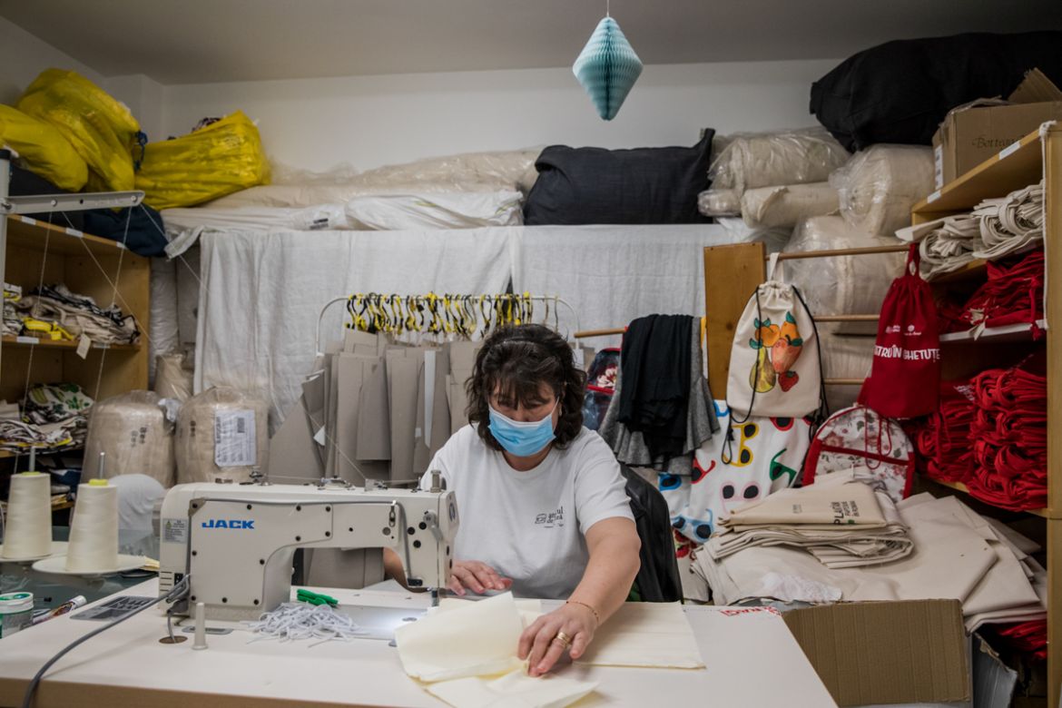 “Unfortunately, we had to send some of our employees in technical unemployment”, says Andreea Savin, 27, manager at Atelierul de Panza. “We could have produced more than the 800 daily masks we are mak