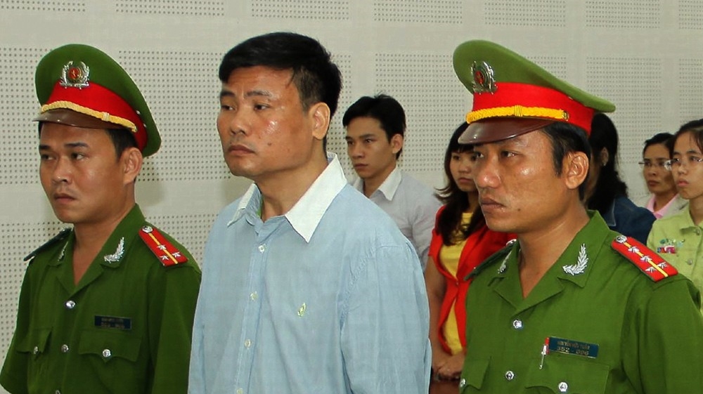 Blogger Truong Duy Nhat (C) stands trial at a local People's Court in the central city of Da Nang on March 4, 2014. Popular Vietnamese blogger and journalist Truong Duy Nhat was ja