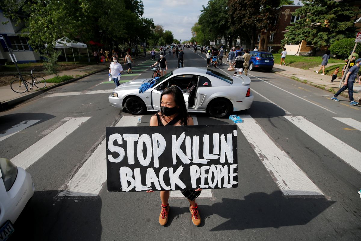 Protesters gather at the scene where George Floyd, an unarmed black man, was arrested by police officers before dying in hospital in Minneapolis, Minnesota, U.S. May 26, 2020. REUTERS/Eric Miller