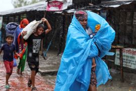 People make their way to a safer place before the cyclone Amphan makes its landfall in Gabura outskirts of Satkhira district, Bangladesh May 20, 2020. REUTERS/Stringer