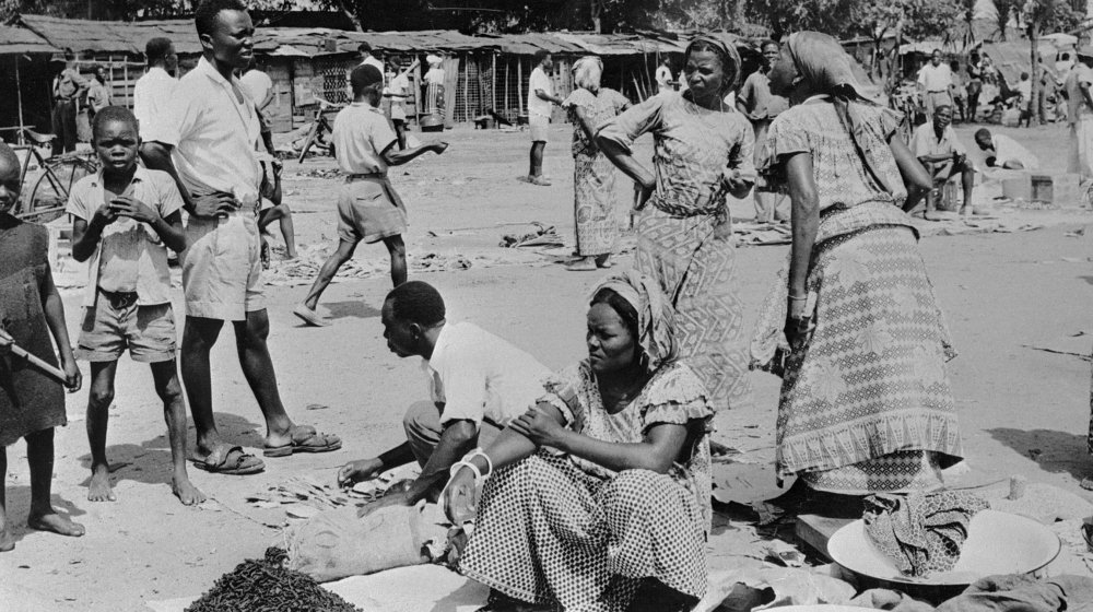 Picture released in 1955 of Congolese street saleswomen in the former Belgian Congo (Congo Belge), now called Democratic Republic of the Congo (DRC), a colony of Belgium between King Leopold II's form