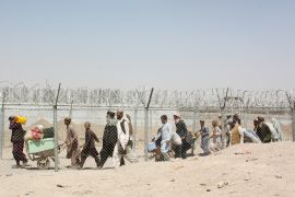 People arriving from Afghanistan cross the fence at the Friendship Gate crossing point, in the Pakistan-Afghanistan border town of Chaman, Pakistan August 18, 2021. [Abdul Khaliq Achakzai/Reuters]