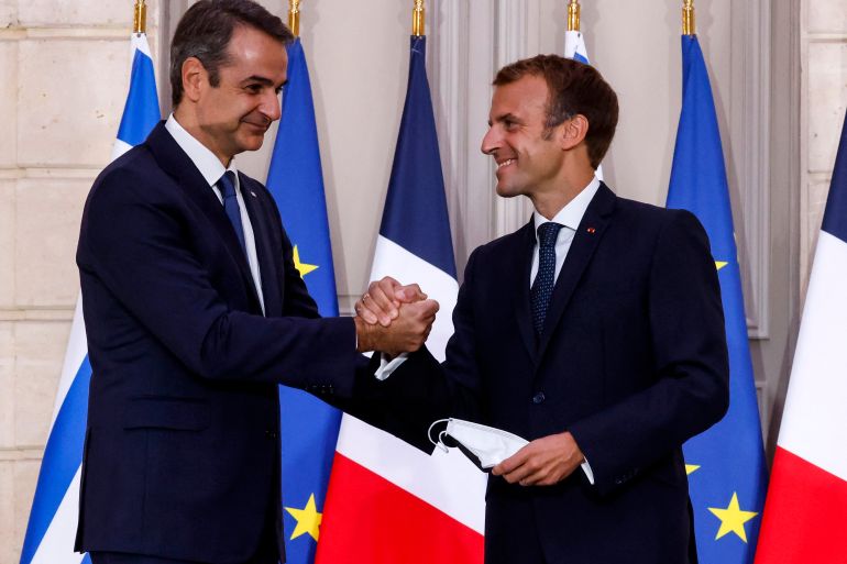 Mitsotakis and Macron shake hands