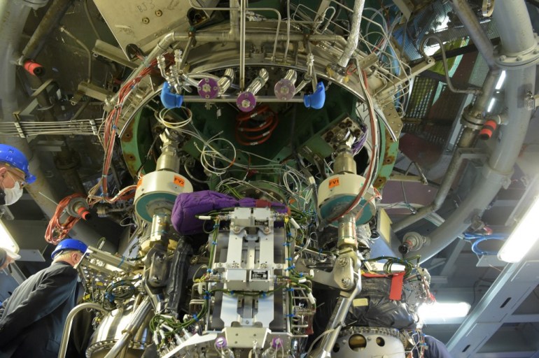 a Vulcain 2 engine for the Ariane 5 rocket