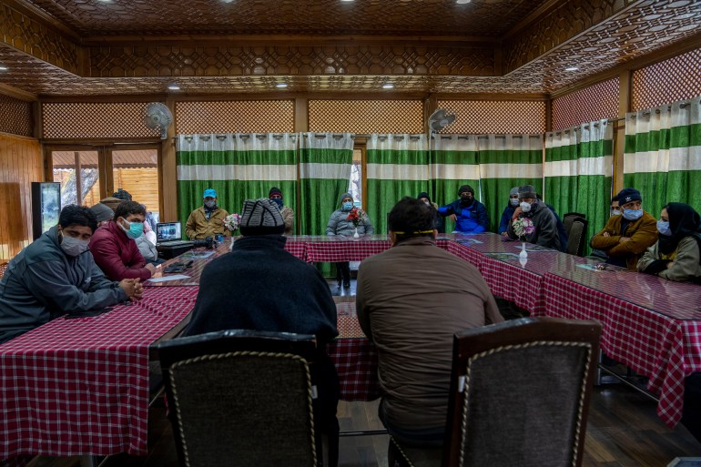 Kashmiri journalists discuss shutting of Kashmir Press Club 