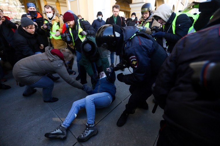 Police officers detain a demonstrator during a protest against Russia's invasion of Ukraine in central Saint Petersburg on February 27, 2022 [Sergei Mikhailchenko/AFP]