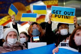 Japanese and Ukrainian protesters attend a rally against Russia&#39;s invasion of Ukraine, in Tokyo, Japan, February 24, 2022. [Kim Kyung-Hoon/Reuters]