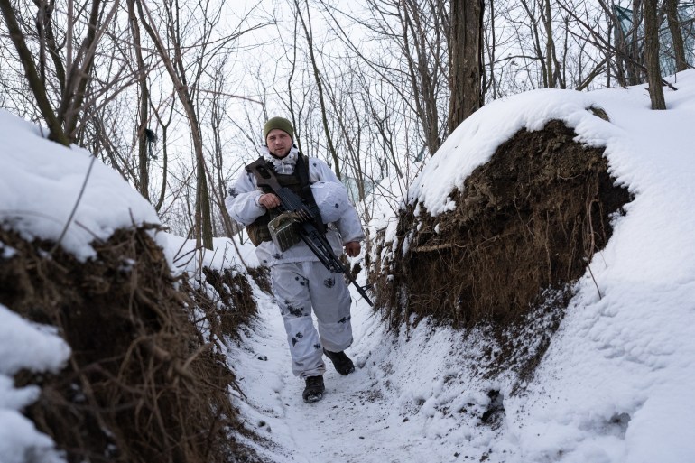SVITLODARSK, UKRAINE - JANUARY 30: Ukrainian servicemen seen along the frontline outside of Svitlodarsk, Ukraine on January 30, 2022. ( Stringer - Anadolu Agency )