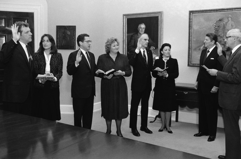 President Ronald Reagan witnesses swearing in of new White House secretaries in 1985